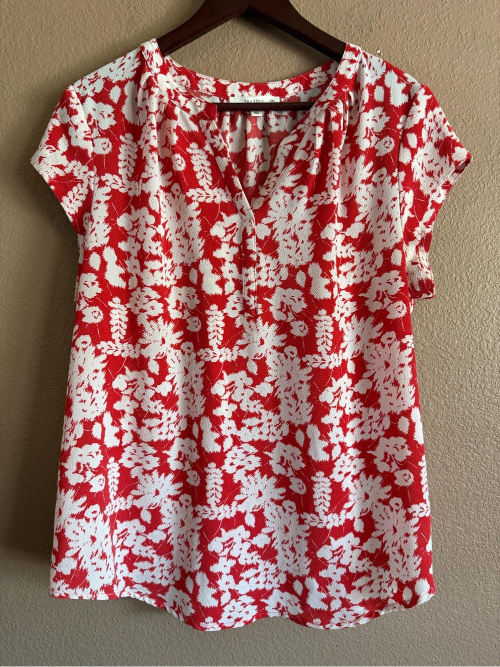 fun 2 fun Red and White Floral Split-Neck Blouse Size XXL